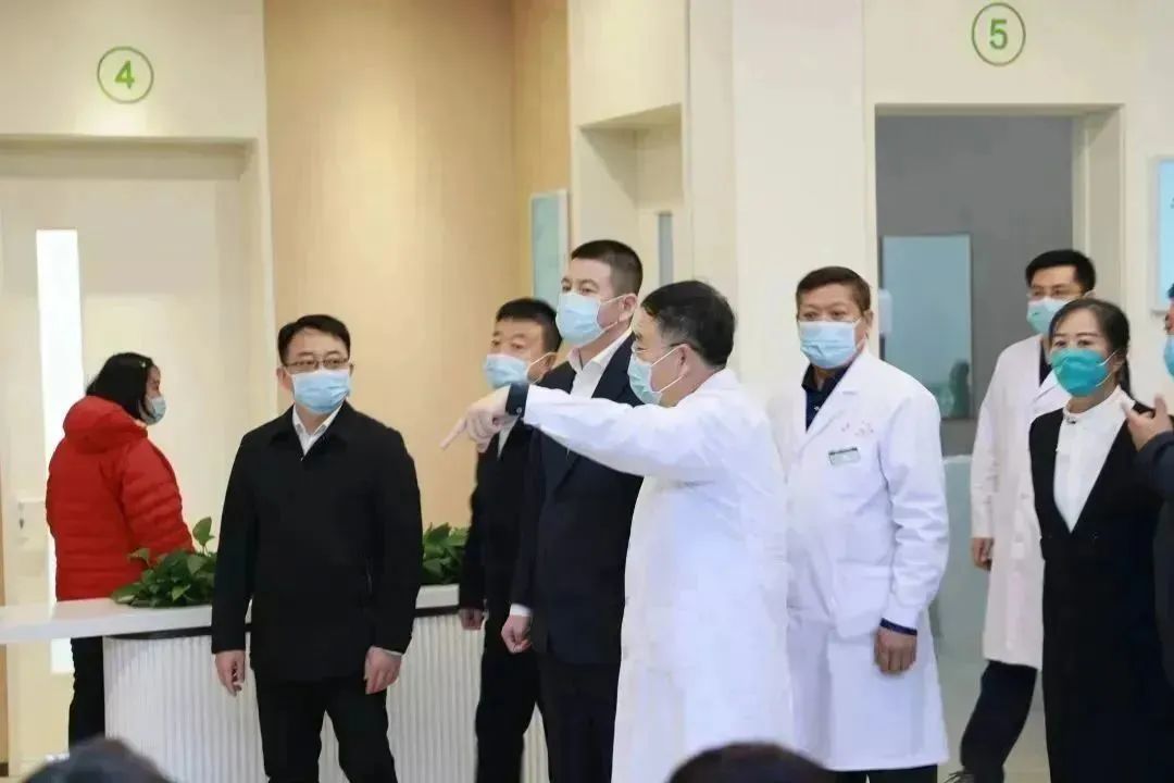龍港區(qū)人大、區(qū)政府領(lǐng)導(dǎo)一行視察調(diào)研龍港國(guó)際醫(yī)療健康產(chǎn)業(yè)園(圖5)