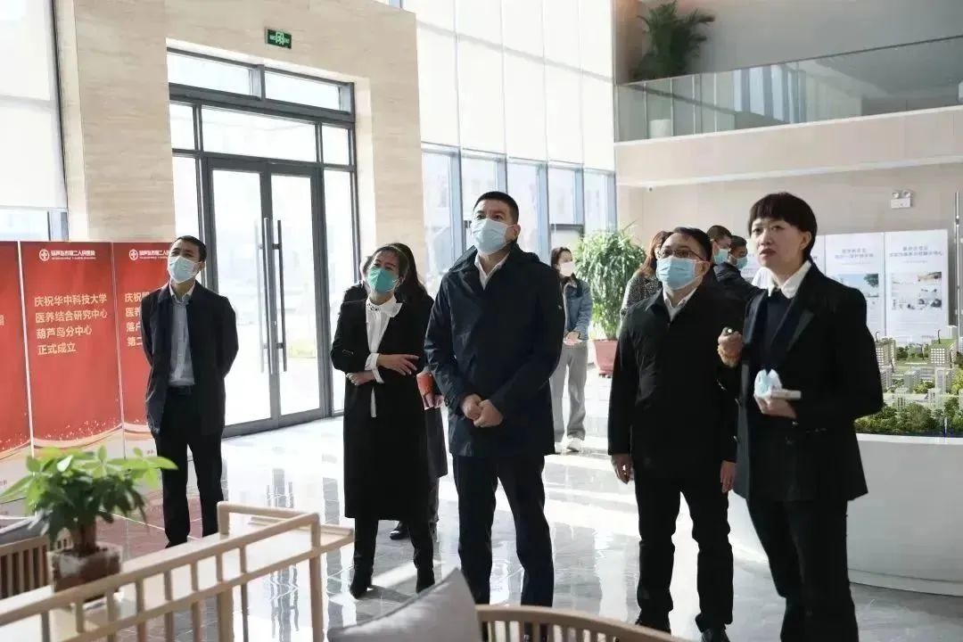 龍港區(qū)人大、區(qū)政府領(lǐng)導(dǎo)一行視察調(diào)研龍港國(guó)際醫(yī)療健康產(chǎn)業(yè)園(圖9)