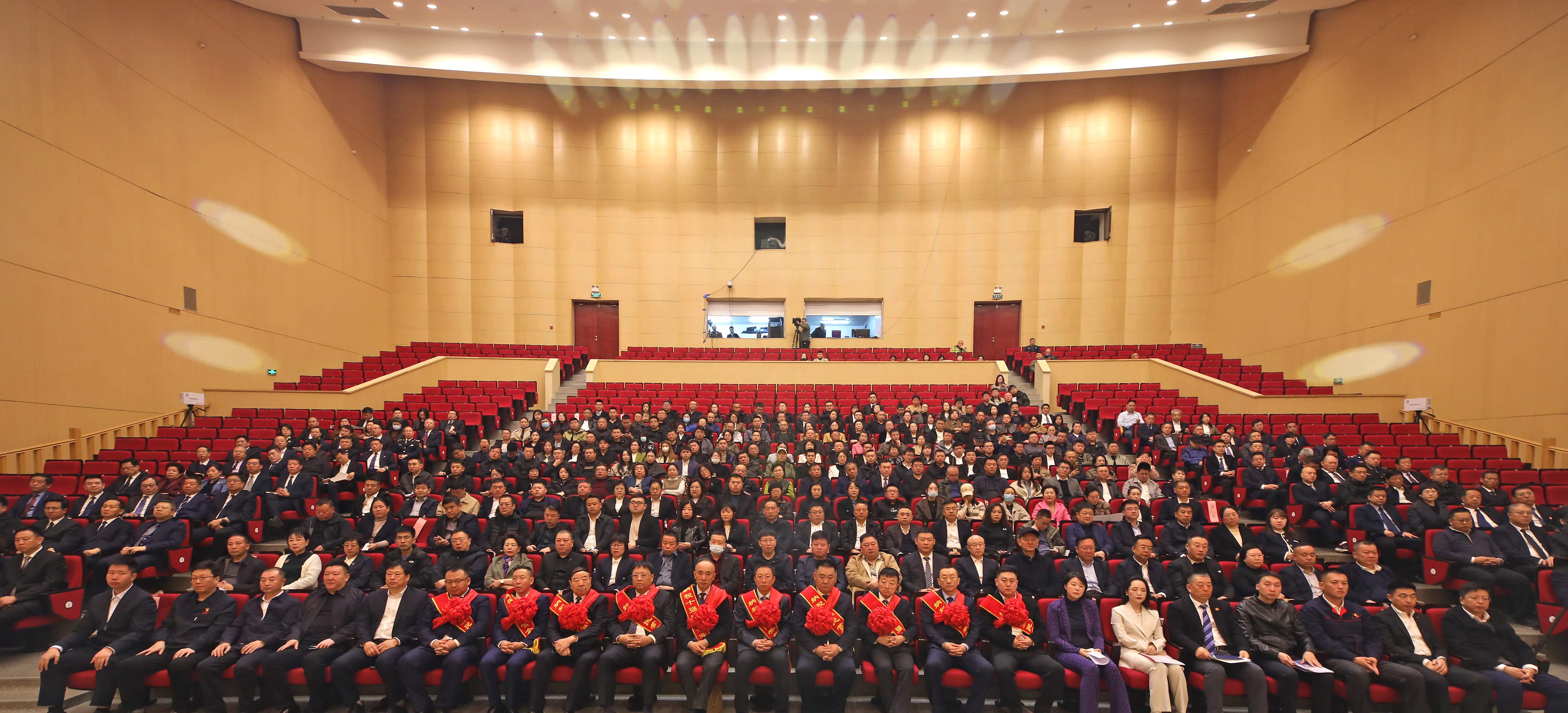 正業(yè)集團再登納稅十強榜！董事長趙立君出席全市民營經(jīng)濟大會接受表彰(圖4)